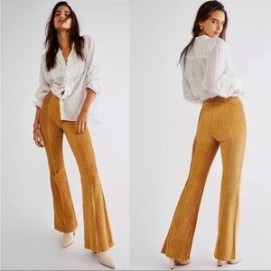 Free People penny Slim Pull-On Velvet Flare Pants in a gold/taffy sz M